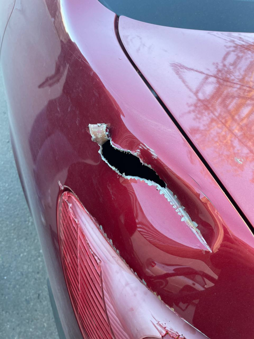 Осталась дыра: новороссийский автохам повредил чужую машину и скрылся 