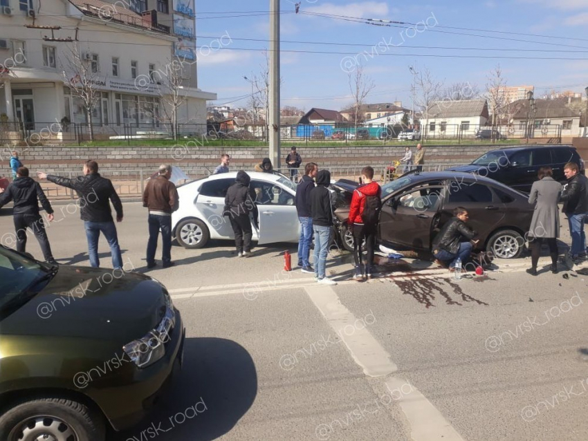 В Новороссийске LADA Vesta выехала на встречку и протащила KIA 10 метров