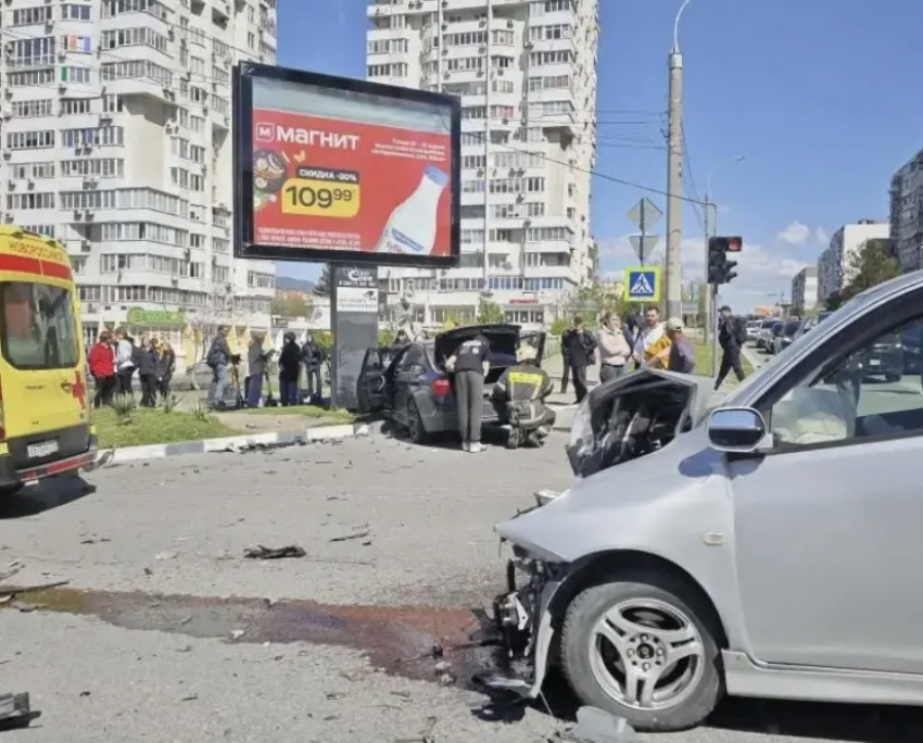 На дорогах Новороссийска ДТП и реверс, образовавший затор