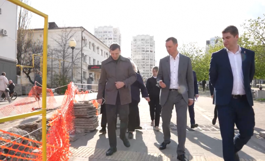 Мэр Андрей Кравченко сообщил, когда починят дороги в Центральном районе Новороссийска   