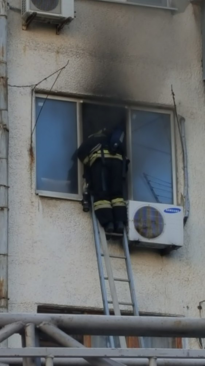 Пожарные ликвидировали пожар в трехкомнатной квартире Новороссийска
