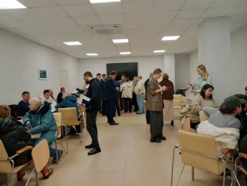 «Руки пожали, надеемся, что нас услышали»: новороссийцы пришли решить проблемы на приеме граждан