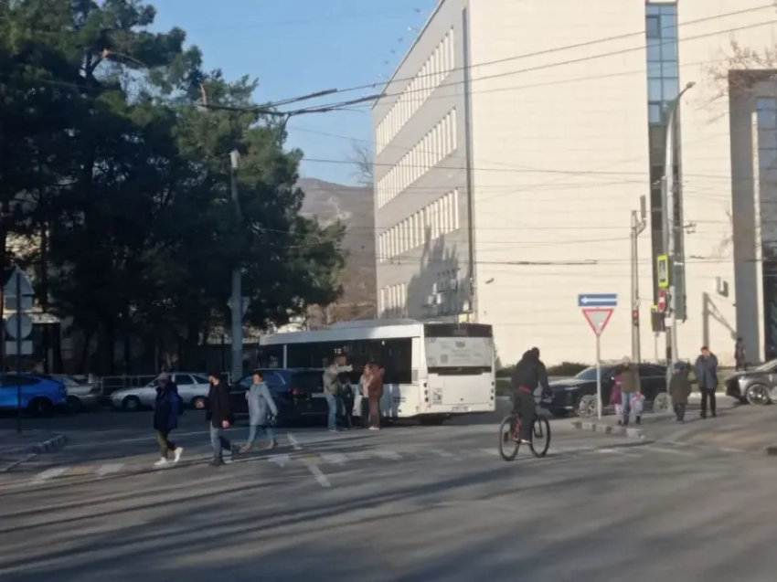 Вечером будут пробки: в центре Новороссийска автобус перекрыл движение