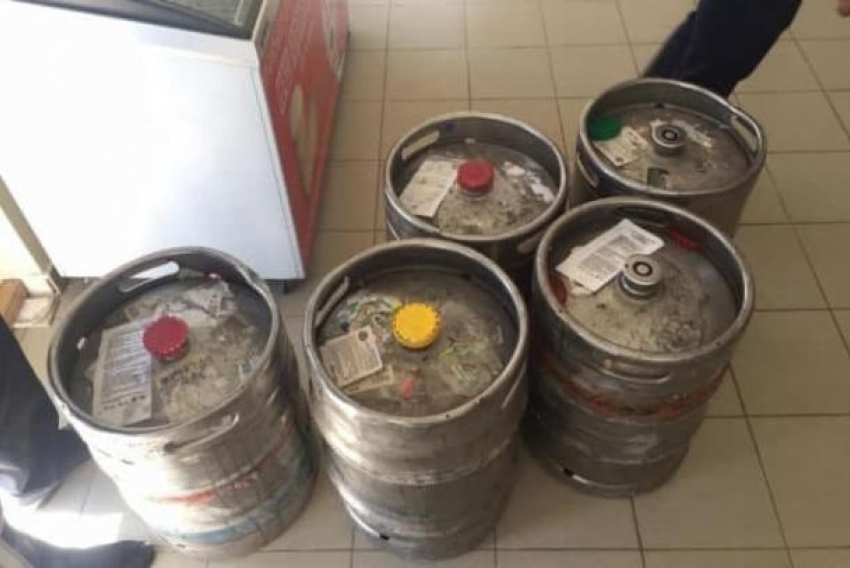 Во время рейда по магазинам в Новороссийске полицией было конфисковано 400 литров пива