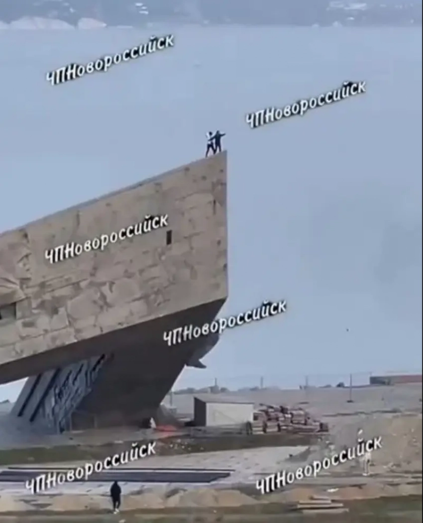 «Сцену из «Титаника» снимают?»: неизвестные залезли на памятник «Малая Земля»