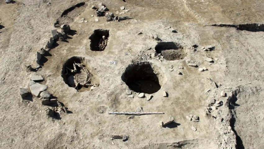 Сабли, доспехи, останки коней: под Новороссийском обнаружили могильник эпохи средневековья
