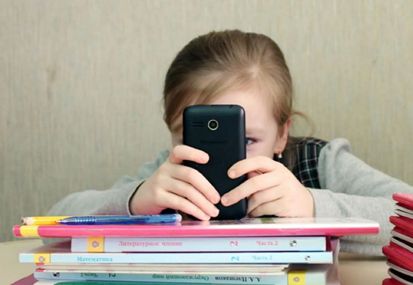 Теперь точно: в школах Новороссийска запретят телефоны 