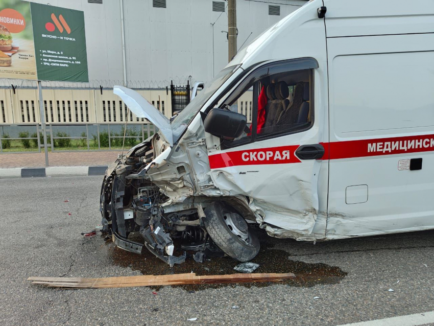 Массовое ДТП со скорой в Новороссийске —  пострадали пациент и водитель