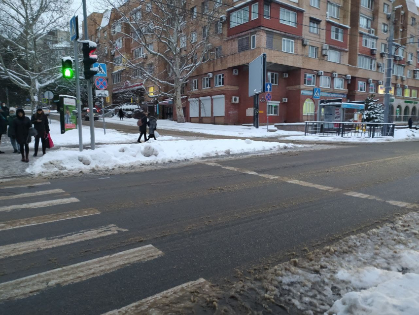 100 человек днём и ночью чистят дороги и тротуары Новороссийска от снега и наледи