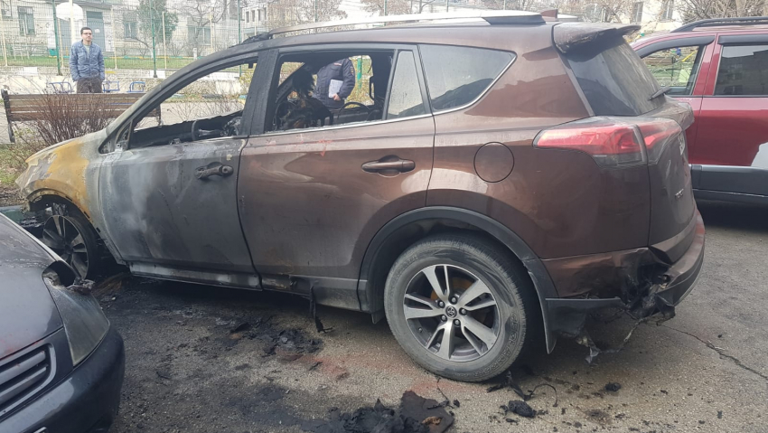 В один момент супруги лишились кроссовера Toyota RAV4: подробности субботнего пожара в Новороссийске 