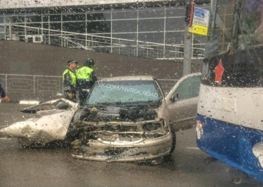 В Новороссийске бетонное ограждение остановило автомобиль, водитель которого превысил скорость