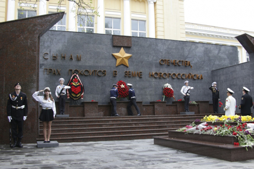 Календарь: В Новороссийске появилась площадь Героев