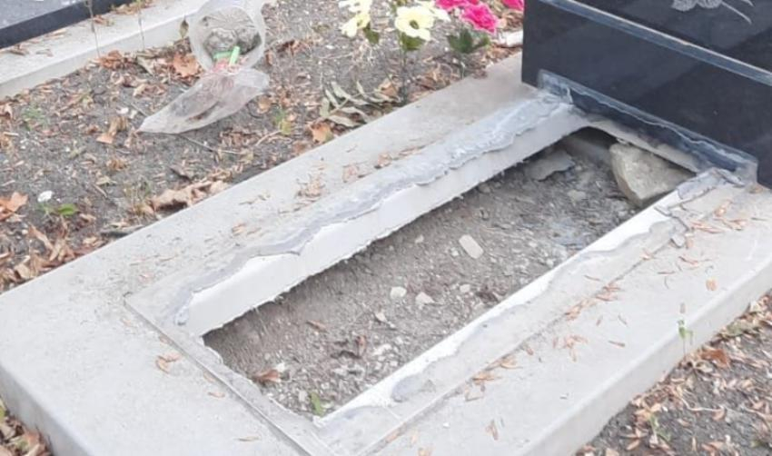 В Новороссийске кто-то умыкнул гранитную плиту с могилы покойника