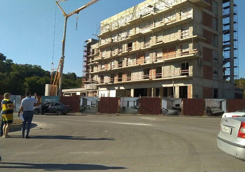 С нарушением градостроительных норм на берегу Абрау строят гостиницу