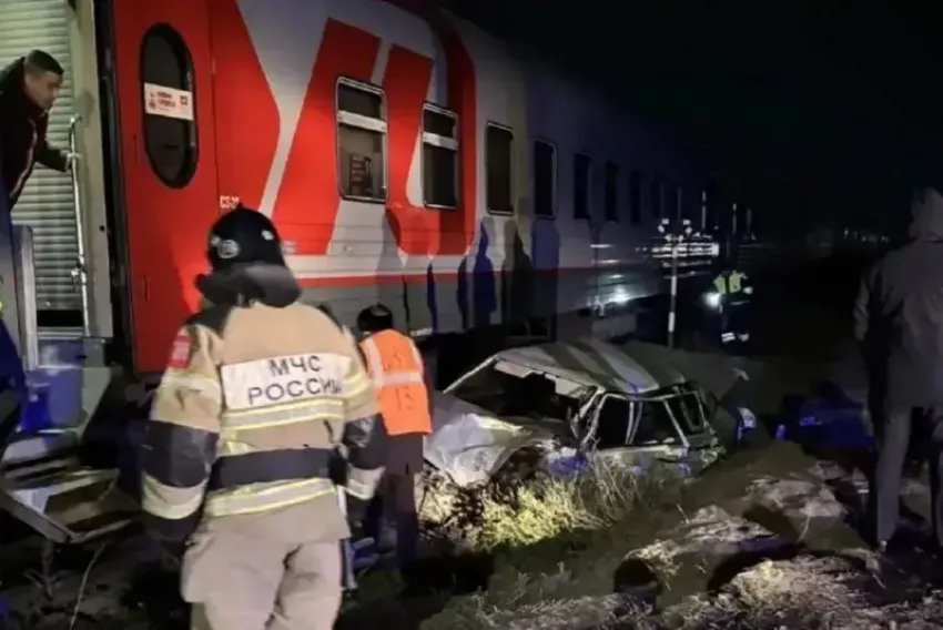 Лихач на переезде: поезд Адлер-Петербург протаранил легковушку