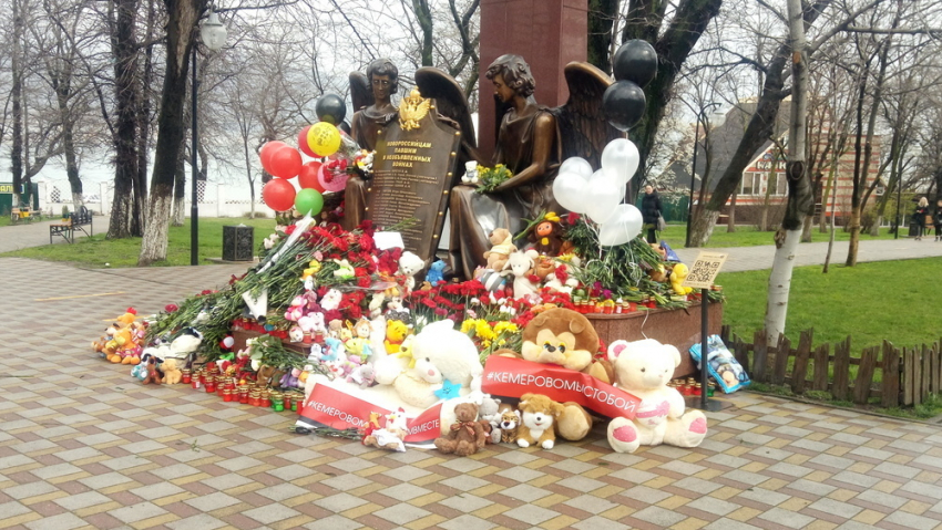 Тысячи новороссийцев пришли на траурное мероприятие памяти погибших в Кемерово