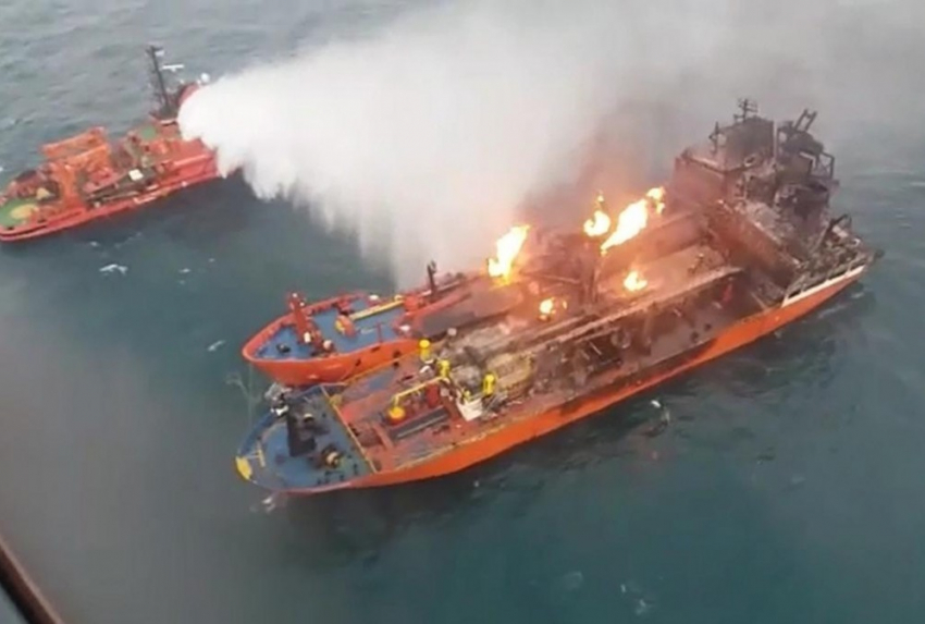 Моряки со сгоревших судов прибыли в Новороссийск