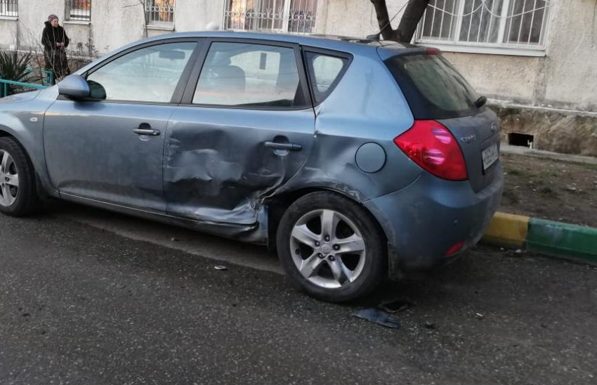 На дорогах Новороссийска произошло два автомобильных тарана 