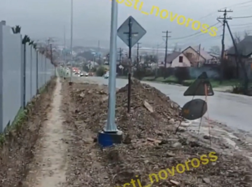 На Пасху по грязи: новороссийцам ответили, когда завершится ремонт у Борисовского кладбища