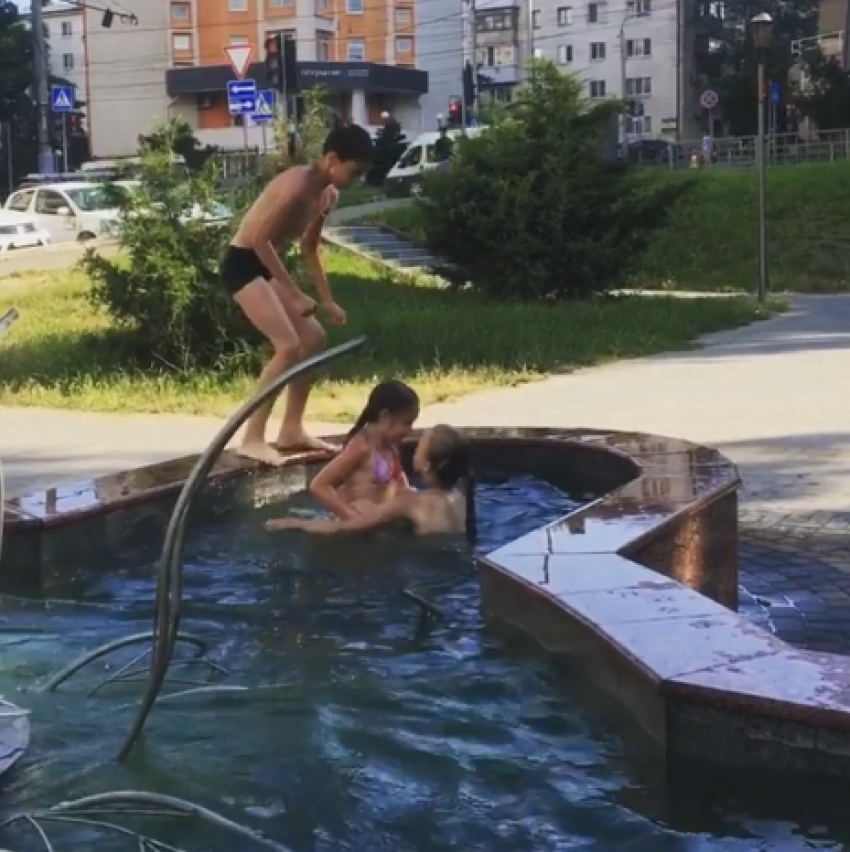 В Новороссийске появился опасный фонтан