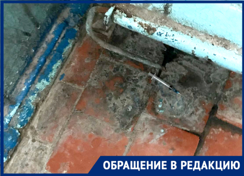 Ужасы многоквартирного дома: новороссиец обнаружил использованный шприц на лестничной площадке