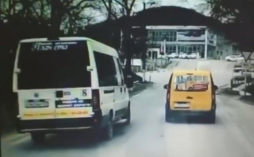 Опасный маневр маршрутки № 8 на улицах Новороссийска попал на видео