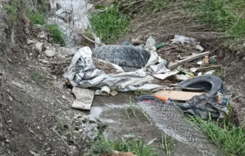 Чьи колеса? Новороссийцы пожаловались на грязный арык в Цемдолине