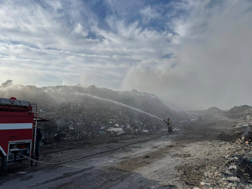 В Новороссийске продолжается тушение пожара на мусорном полигоне Щелба