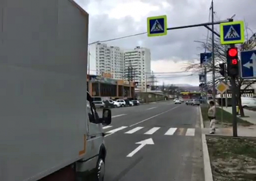 В Новороссийске в районе «Мамайки» заработал светофор