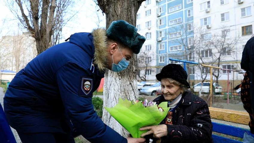 На себе вытаскивала раненых с Малой земли: новороссийские десантники поздравили ветерана войны 