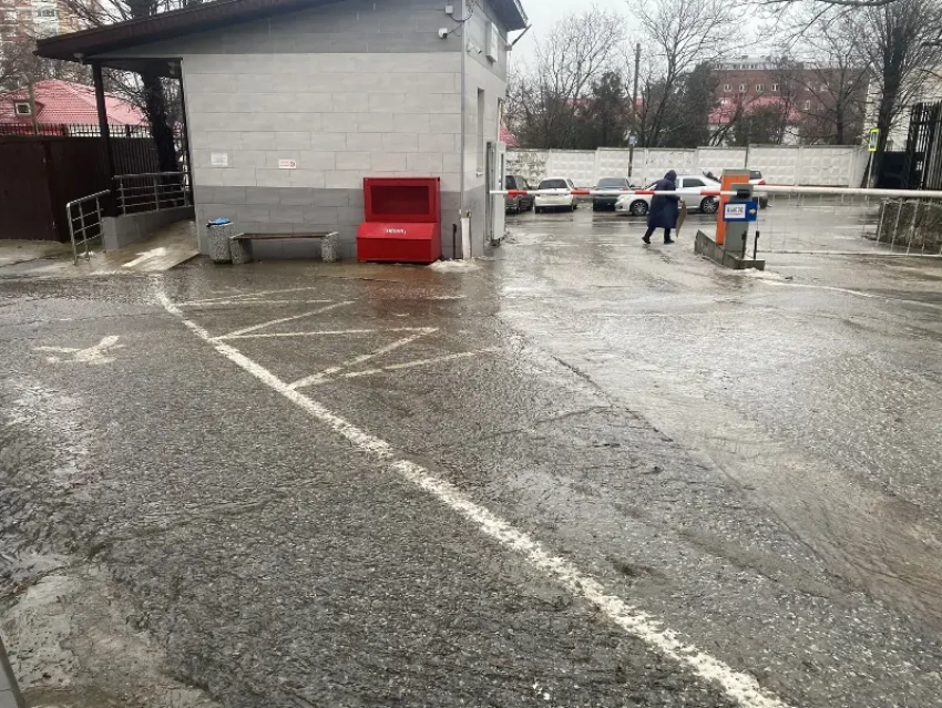 Скользкие улицы, подводные пешеходные дорожки: что еще вызвало недовольство новороссийцев