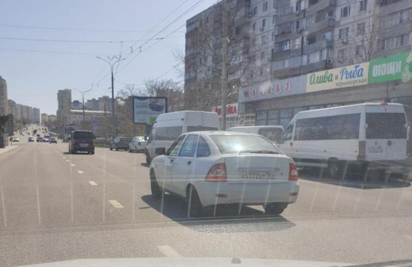 Автомобили со странными госномерами ездят по Новороссийску