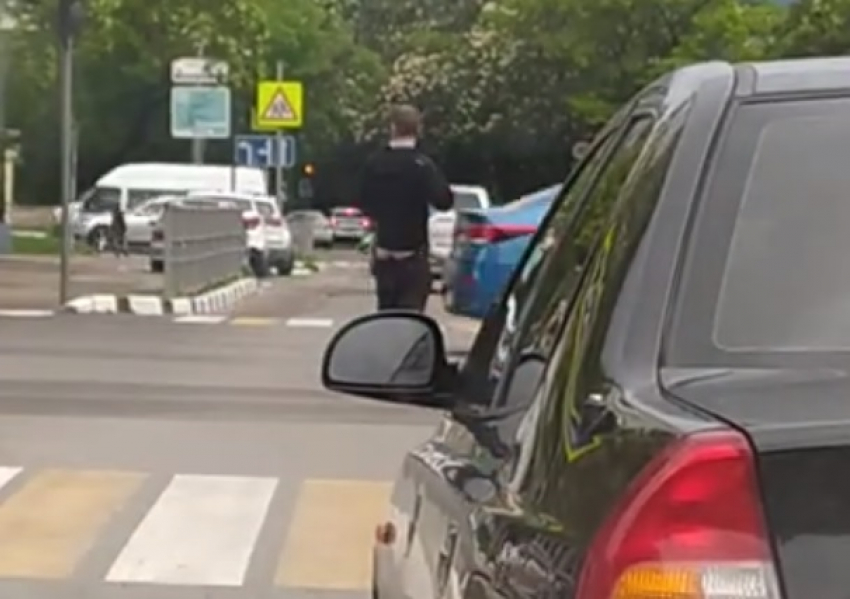 Посреди оживлённого перекрёстка мужчина показывал причинные места новороссийцам