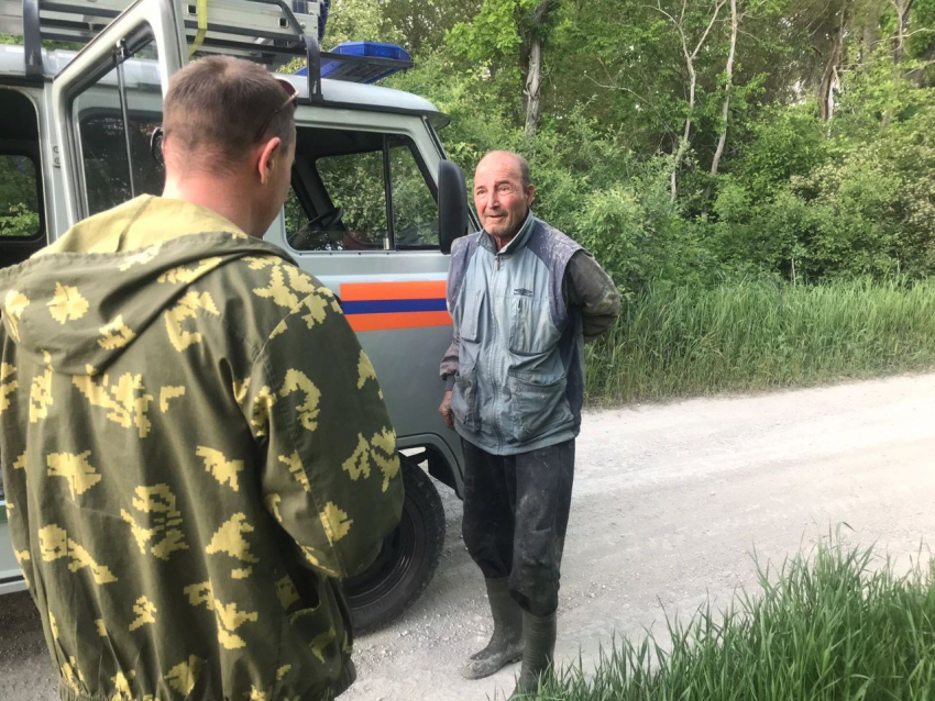 Новороссийские спасатели нашли заблудившегося в лесу мужчину