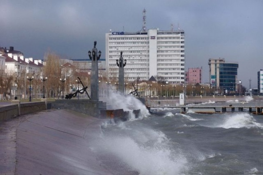 В Новороссийске продолжает действовать штормовое предупреждение 