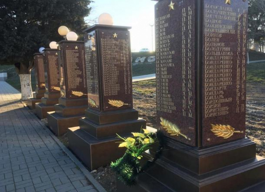 Никто не забыт: Более полутора тысяч имен погибших воинов нанесли на памятник в Новороссийске