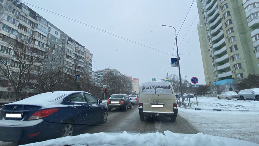 Снег в Новороссийске: цены на такси взлетели, город «тонет» в пробках 