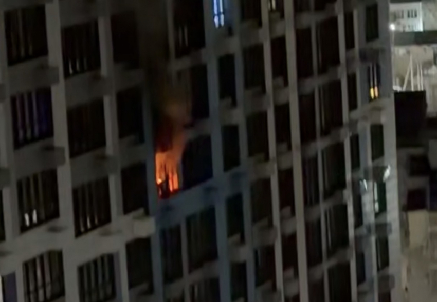 В Новороссийске во время пожара в ЖК «Босфор» эвакуировали 100 человек: подробности происшествия 