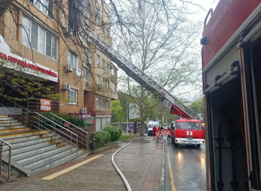 Из горящей многоэтажки в Новороссийске эвакуировали 15 человек