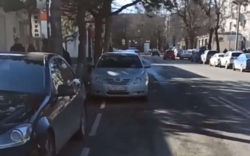 Платные парковки пустуют, рядом проехать невозможно: парадоксы Новороссийска засняла жительница