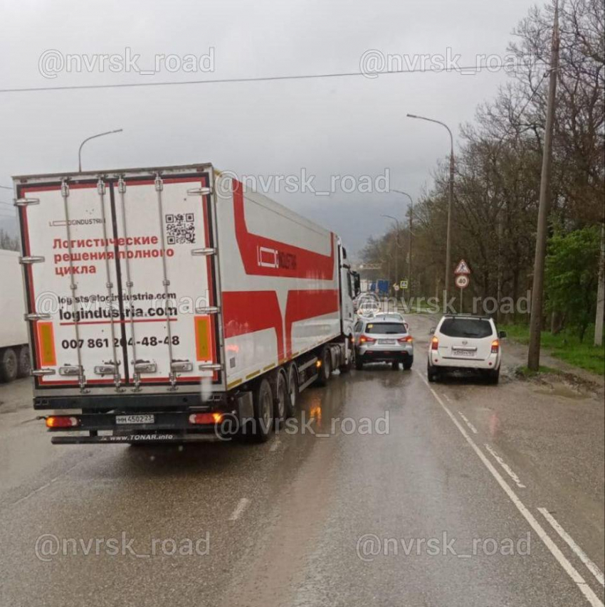 Езда «вслепую» продолжается: в Борисовке произошла авария с грузовиком и легковушкой 