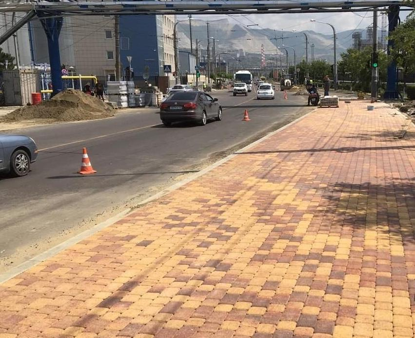 - Зачем на Магистральной такие широкие тротуары? – новороссийцы жестко критикуют дорожное строительство в городе