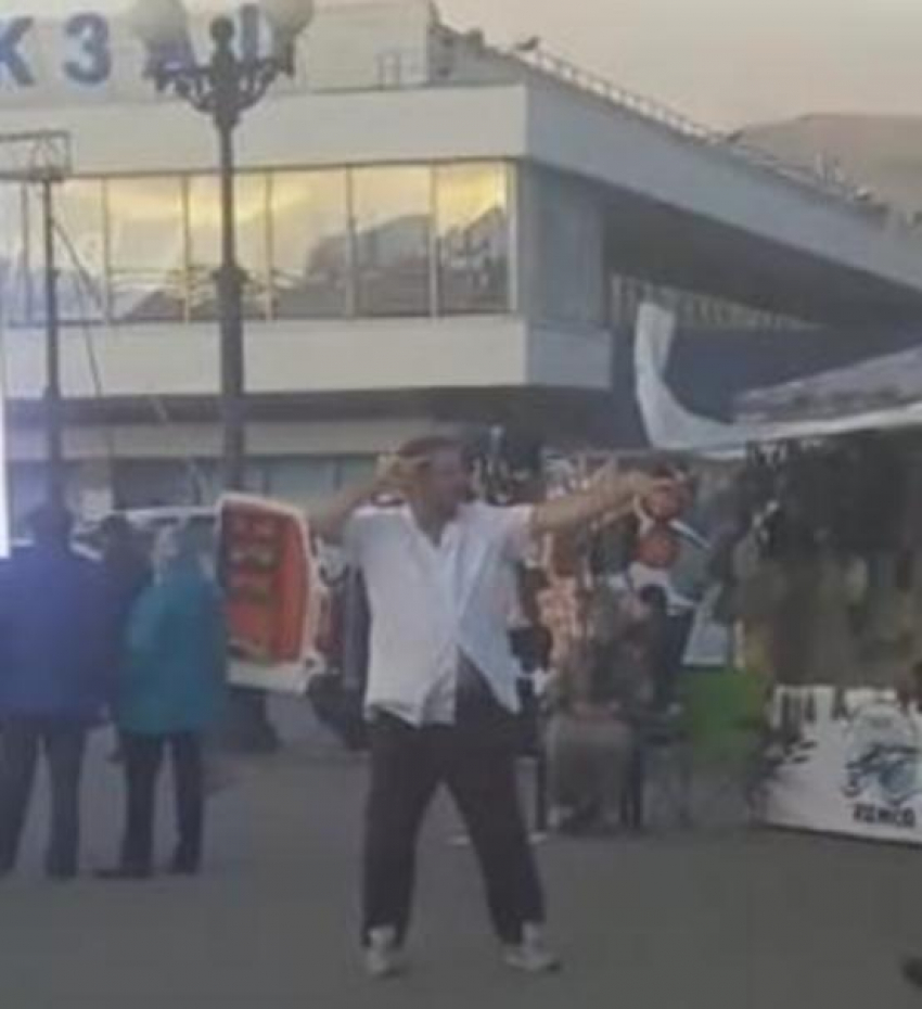 Молодой холостяк Михаил и его веселящий мед взорвали фестиваль хамсы в Новороссийске