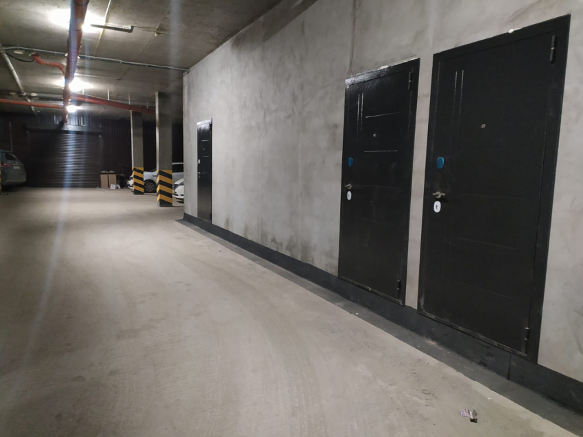 На подземном паркинге появились кладовки с санузлами: новороссийцы уверены – это жильё