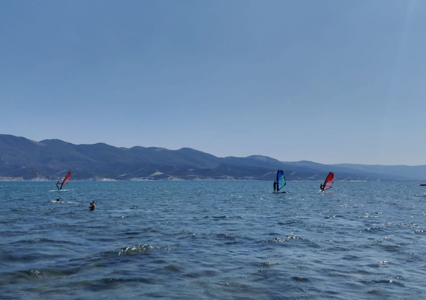 Погода в Новороссийске: жара и ветер не оставляют город 