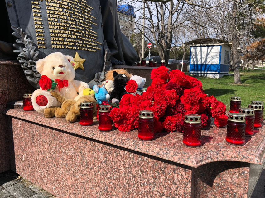 В Новороссийске открылся стихийный мемориал в память погибшим в «Крокусе» 