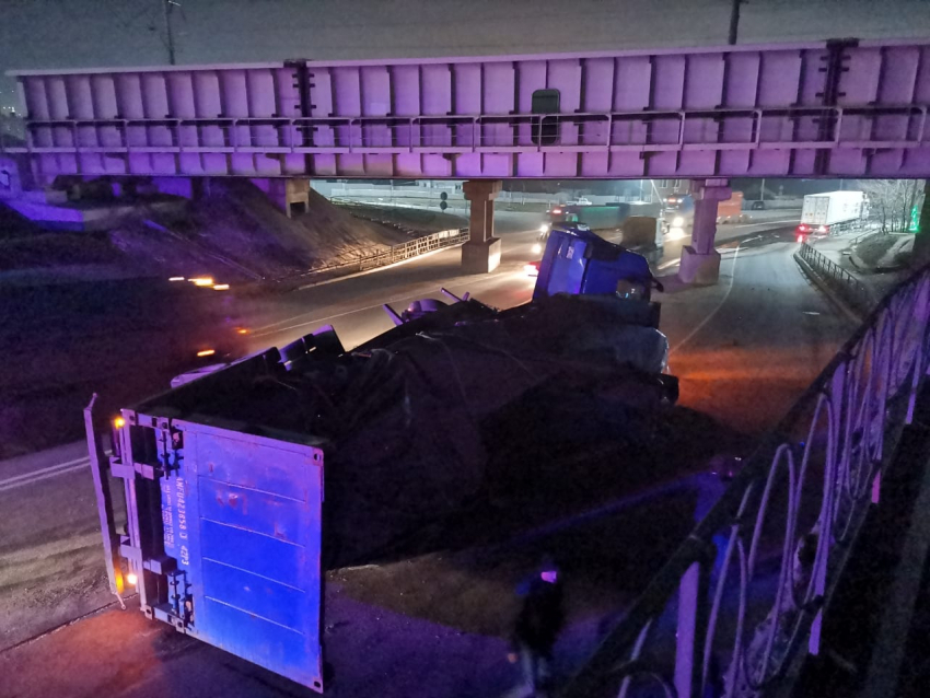 Фура уронила контейнер под мостом в Новороссийске