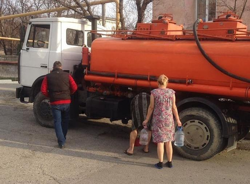 Воду новороссийцам повезут автоцистерны