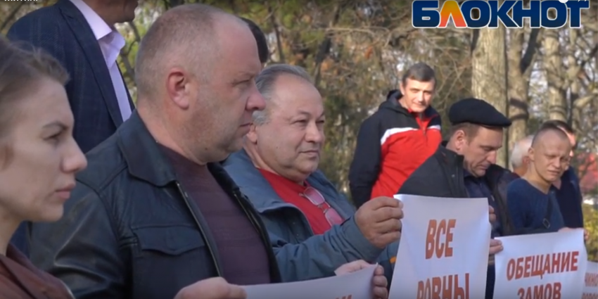 Брошенные на произвол судьбы маршрутчики вышли на митинг в Новороссийске