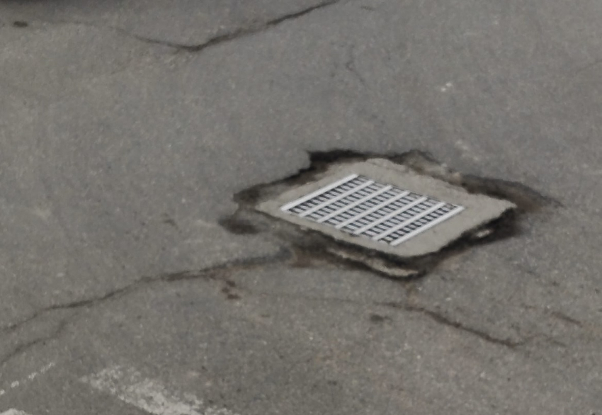 Новороссийцы продолжают информировать об опасных ямах на дорогах 